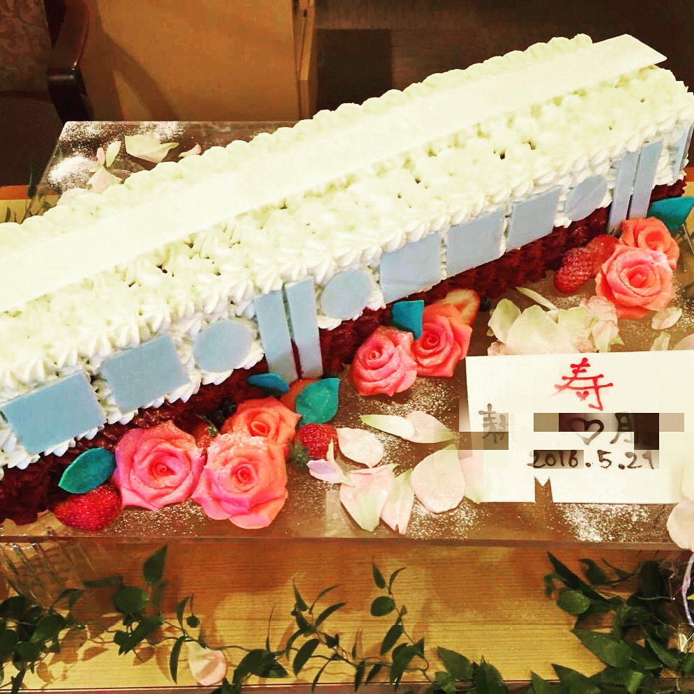 オリジナルウェディングケーキ 都電で結婚式 ウェディング電車ケーキとプチギフト切符クッキー Sampaguita